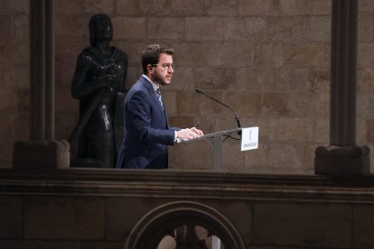 El president de la Generalitat, Pere Aragonès, a la galeria gòtica del Palau de la Generalitat, durant una declaració institucional després de la sortida de Junts per Catalunya del Govern.