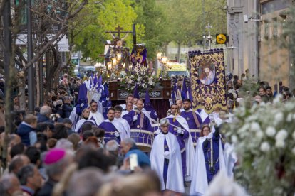 Miles de personas salieron a la calle ayer para contemplar la solemne Processó de la Verge dels Dolors de Lleida. 