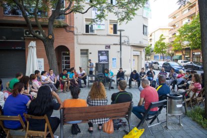 La PAH va celebrar ahir l’assemblea ordinària davant del bloc okupat a l’avinguda Rosa Parks.