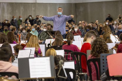 Unos 150 alumnos de Lleida llenan de música el Mercat del Pla