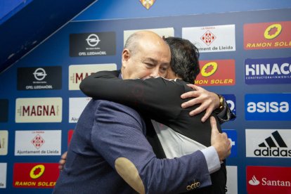 Vicente Javaloyes i Toni Seligrat, amb gest seriós, ahir a l’anunciar la marxa al València de l’entrenador de l’equip lleidatà.