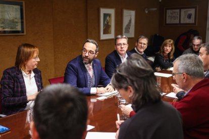 El conseller de Territori, Juli Fernàndez i Olivares, la delegada del Govern, Montse Bergés Saura, i el president de la Diputació de Lleida, Joan Talarn i Gilabert, presenten l'acord per a desenvolupar el pla d'actuacions amb les alcaldies de l'àmbit