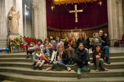 Niñas con el nombre de Blau que acudieron ayer a la Catedral Nova para dejar flores a la Verge. 