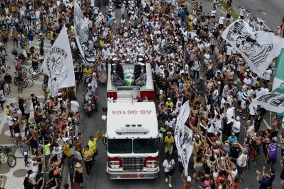 Milers d’aficionats van acompanyar pels carrers de Santos el fèretre de Pelé, durant el trasllat al cementiri.