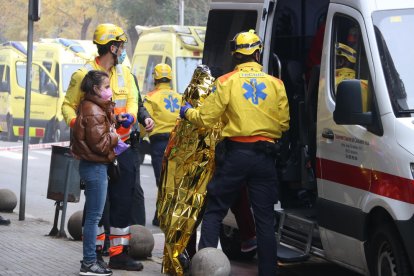 Els serveis mèdics atenen els passatgers més afectats per l’impacte entre els dos trens de Rodalies.