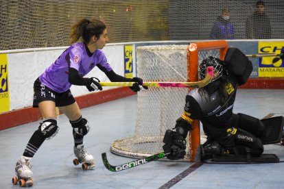 Maria Porta intenta batir a la portera del Mataró durante el partido disputado ayer.