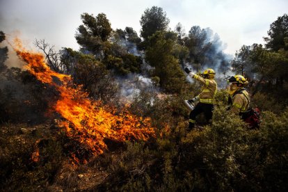 Un dispositiu de Bombers i dels GRAF, ahir durant una crema prescrita a Maials.