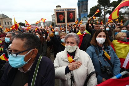 Imagen de participantes a la protesta de la AVT en Madrid.