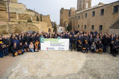 Foto de família dels cooperativistes assistents ahir a la Seu Vella a la celebració de l’aniversari, amb Teresa Jordà i Carmel Mòdol.