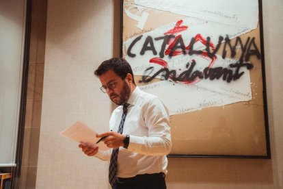 El president de la Generalitat, Pere Aragonès, preparant un discurs.