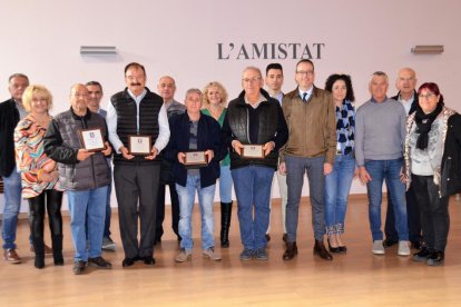 Los homenajeados, con los representantes del consistorio. 