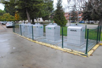 Els contenidors envoltats per una tanca al Palau d’Anglesola.