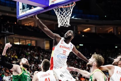 Usman Garuba, durant una acció del partit disputat al Mercedes-Benz Arena de Berlín.