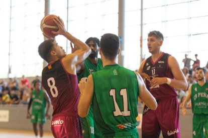 Diogo Brito llança cistella en una acció del partit d’ahir a Alpicat.