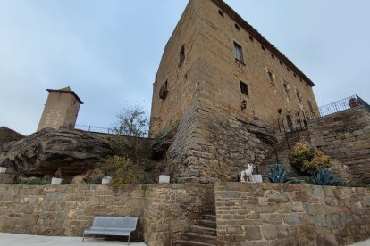 Imatge de l’accés a l’església i el castell de Preixens.