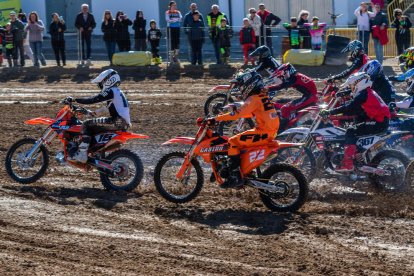 La prueba, organizada por el Moto Club Segre, congregó a más de un centenar de pilotos.