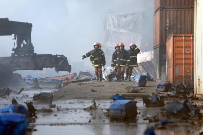 Imagen de los Bomberos sacando a víctimas de la explosión en Chittagong.