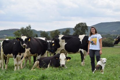 Laia Angrill al costat del ramat de vaques de la granja familiar que gestiona amb el seu pare i dos treballadors més.