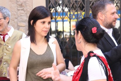 Vilalta hablando con la alcaldesa de Sant Vicenç de Castellet