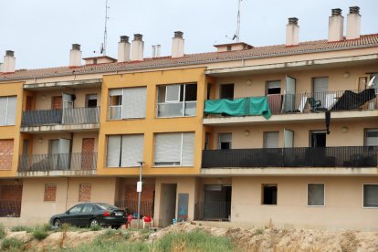 El bloque tiene algunos pisos tapiados y en otros han desaparecido ventanas y puertas metálicas. 