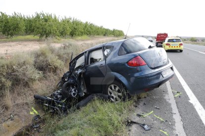 El coche después de atropellar a las dos motos en Alfés.