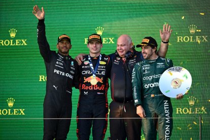 Lewis Hamilton, Max Verstappen, Rob Marshall y Fernando Alonso en el podio de Australia.