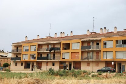 El bloque de Ausiàs March, objeto de saqueos tras marcharse sus habitantes al no tener luz ni agua.