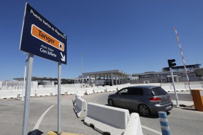 Un coche entra en la zona de preembarque del puerto de Algeciras.