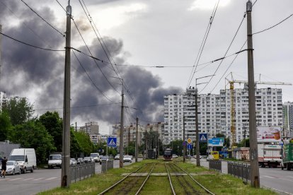 El humo de los misiles lanzados ayer en el norte de Kiev.