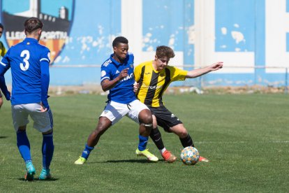 Un jugador del filial del Lleida y otro del Pardinyes pugnan por el balón.