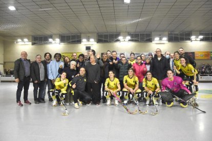 Jugadoras y cuerpo técnico del Vila-sana, con representantes de ACUDAM, entidad con la que ha llegado a un acuerdo gratuitamente.