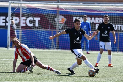 L’alpicatí Eduard Estany, portant la pilota.