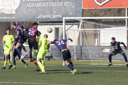 Un jugador del Igualada remata a la portería del Tàrrega.