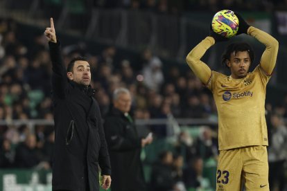 Xavi dona instruccions durant el partit davant del Betis.