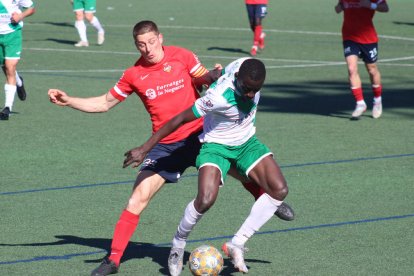 El capitán del Balaguer, Isaac Solanes, presiona a un rival del Turó Peira.