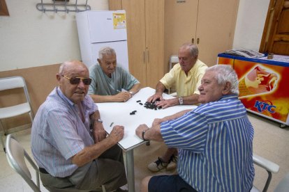 Vecinos de Puigverd de Lleida jugando al dominó en la Llar de Jubilats.