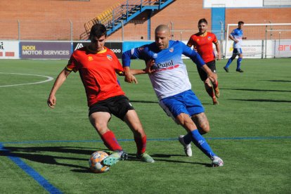 Adrià Fernández, goleador local en el minuto 81 tras convertir un penalti, presiona a un jugador del Martinenc.