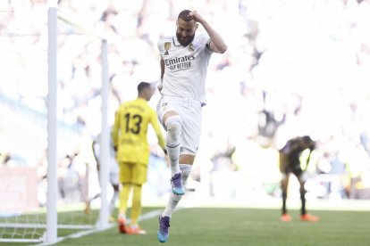 Benzema celebra un gol, ayer ante el Valladolid.