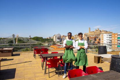 Daniel López i Nidi Niaby, un dels seus treballadors, ahir a la terrassa del restaurant ‘Alombra’.