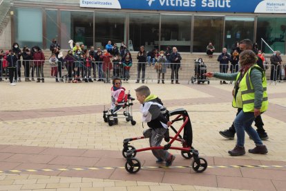 Els petits, molts amb problemes de mobilitat, s'ho van passar d'allò més bé amb les activitats adaptades a la plaça de la Llotja.