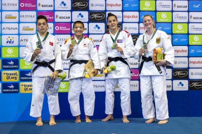 Ai Tsunoda, la segona per l’esquerra, amb la medalla d’or al podi final de la categoria.