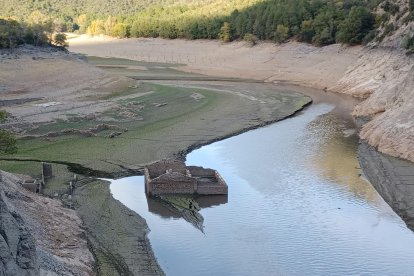 Vista de la cua del pantà d’Oliana, que en l’actualitat emmagatzema 36,7 hectòmetres cúbics.