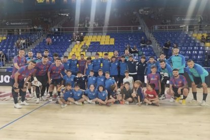 Los jugadores del infantil del Alcoletge, junto a los del Barça.