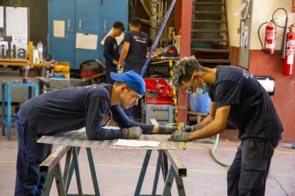 Alumnes del curs de soldadura treballen en un encàrrec