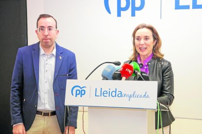 La secretaria general del PP, Cuca Gamarra, con su alcaldable para Lleida, Xavi Palau, ayer.  