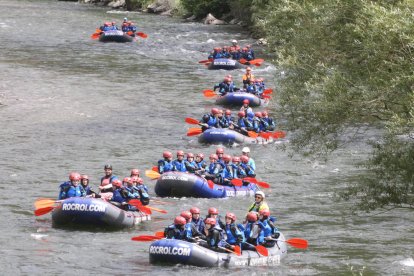 Turistes fent ràfting a la Pallaresa aquest estiu.