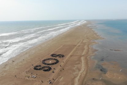 Centenares de personas forman un gran SOS como grito de alerta por la regresión del delta del Ebro