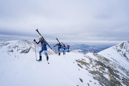 Moment previ de la sortida de la carrera femenina.