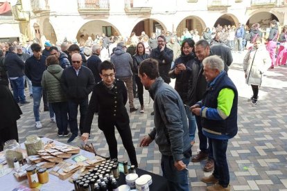 Carme Ruscalleda visitant les parades de la fira gastronòmica celebrada ahir a l’Albi.