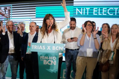 Laura Borràs celebra el triomf electoral a Barcelona diumenge amb Trias i Turull.